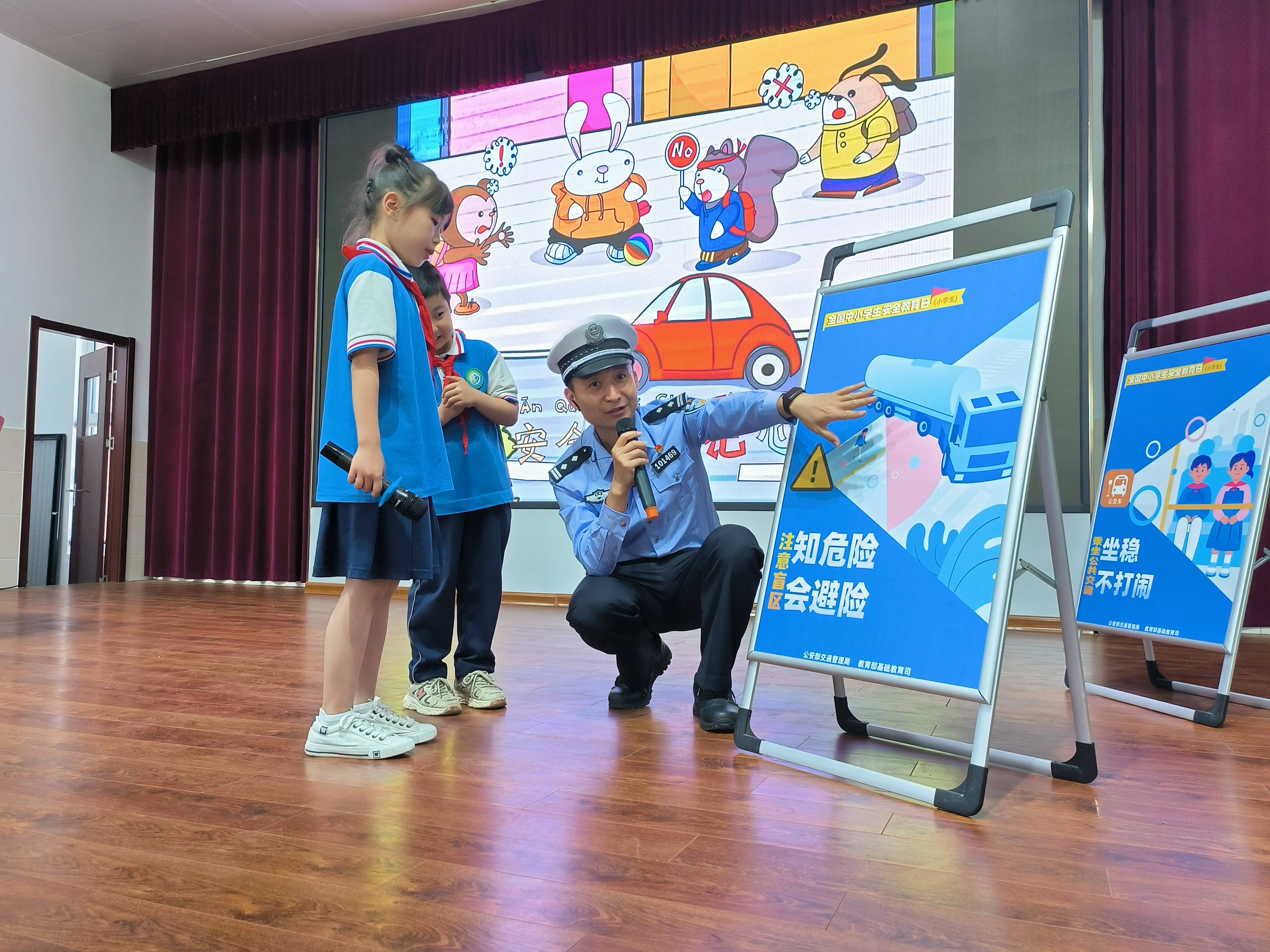 济南:"交警手势 有模有样" 民警开展迎六一交通安全进校园活动