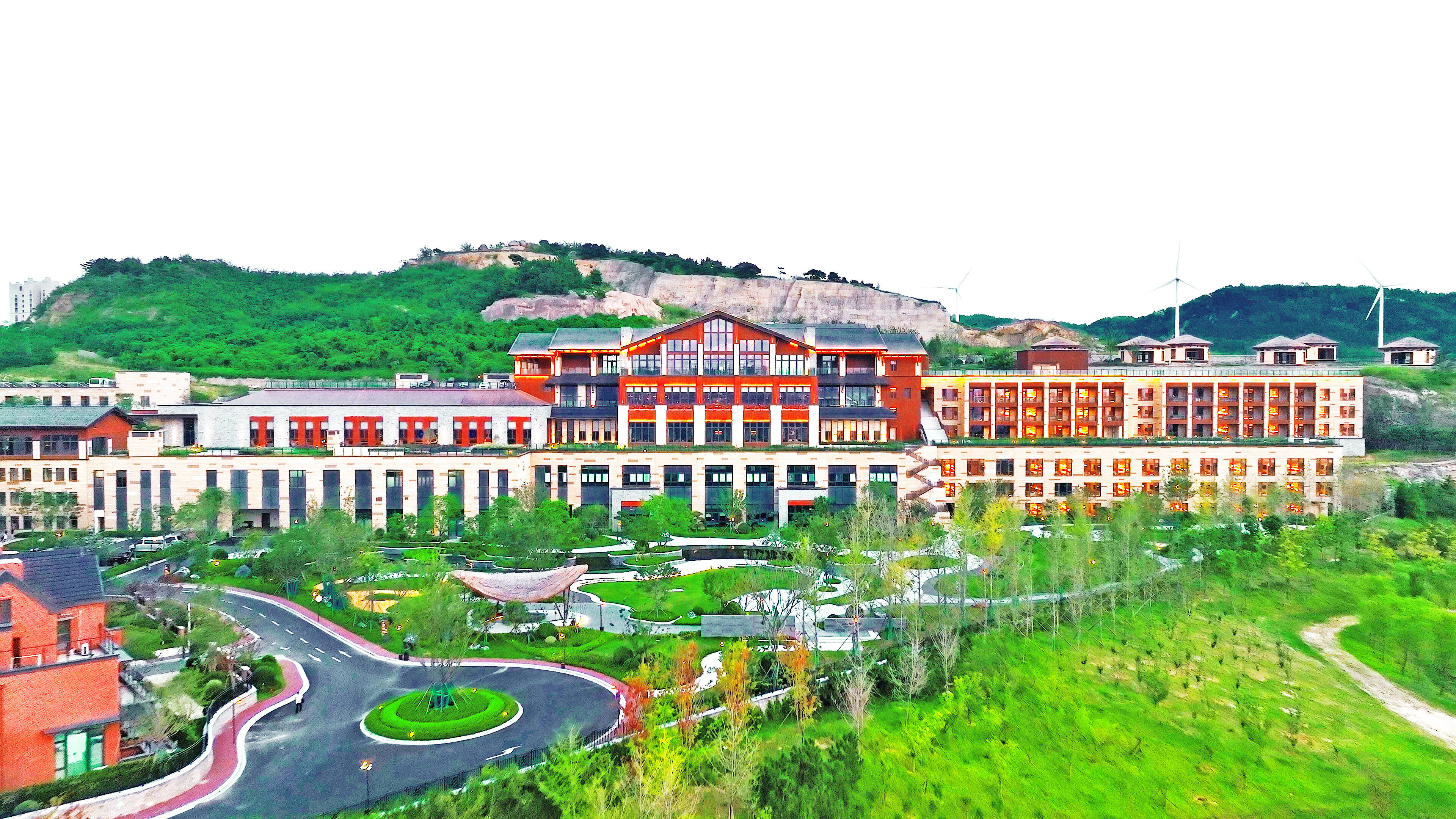 废石窟上建起绿色生态酒店 青岛这个酒店不一般