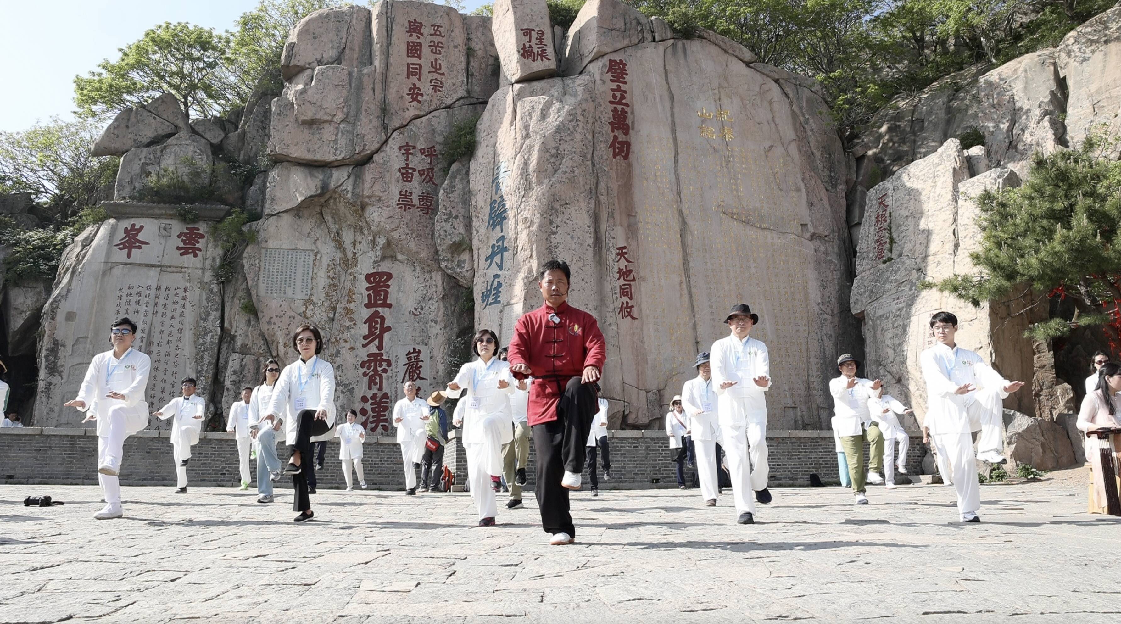 “中韓緣友好使者團”山東行｜38名韓國友人在泰山之巔打太極：圓了“武俠夢”