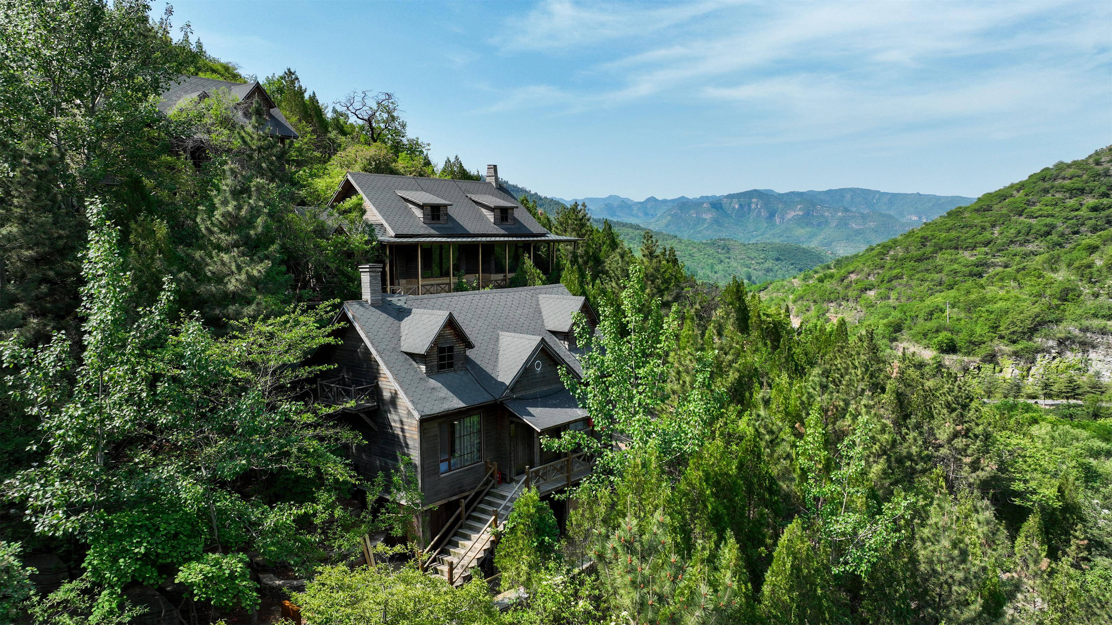 森林木屋共有23间森林度假酒店,屋内装潢焕新升级,散发着自然的木材