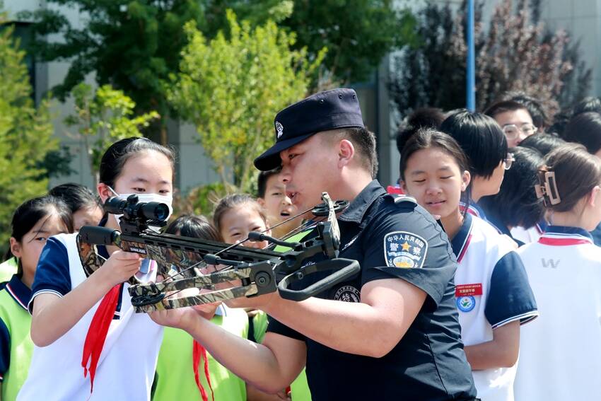 “大手拉小手 平安路上一起走” 濟南特巡警舉辦警營開放日活動