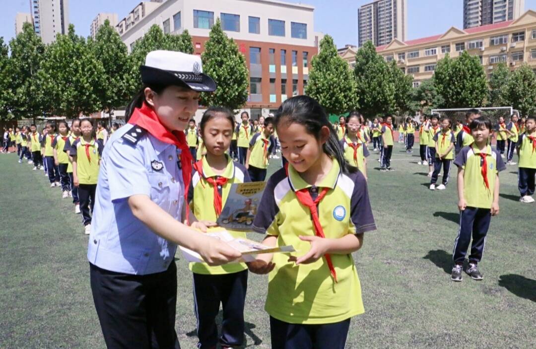 聊城：“警色”与快乐“童”行 “六一”交警护航进校园