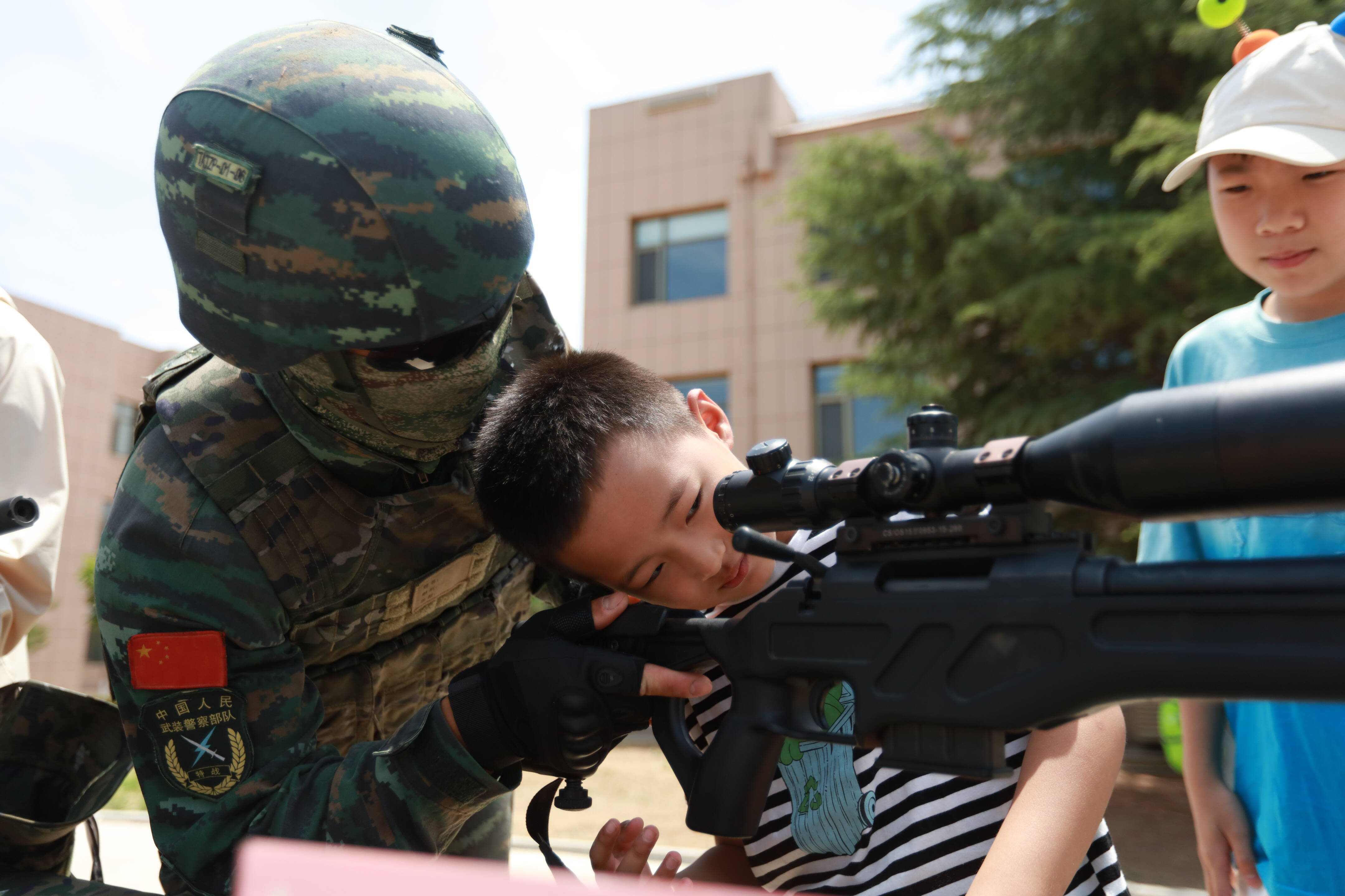 “軍娃”進軍營 同心共筑強軍夢