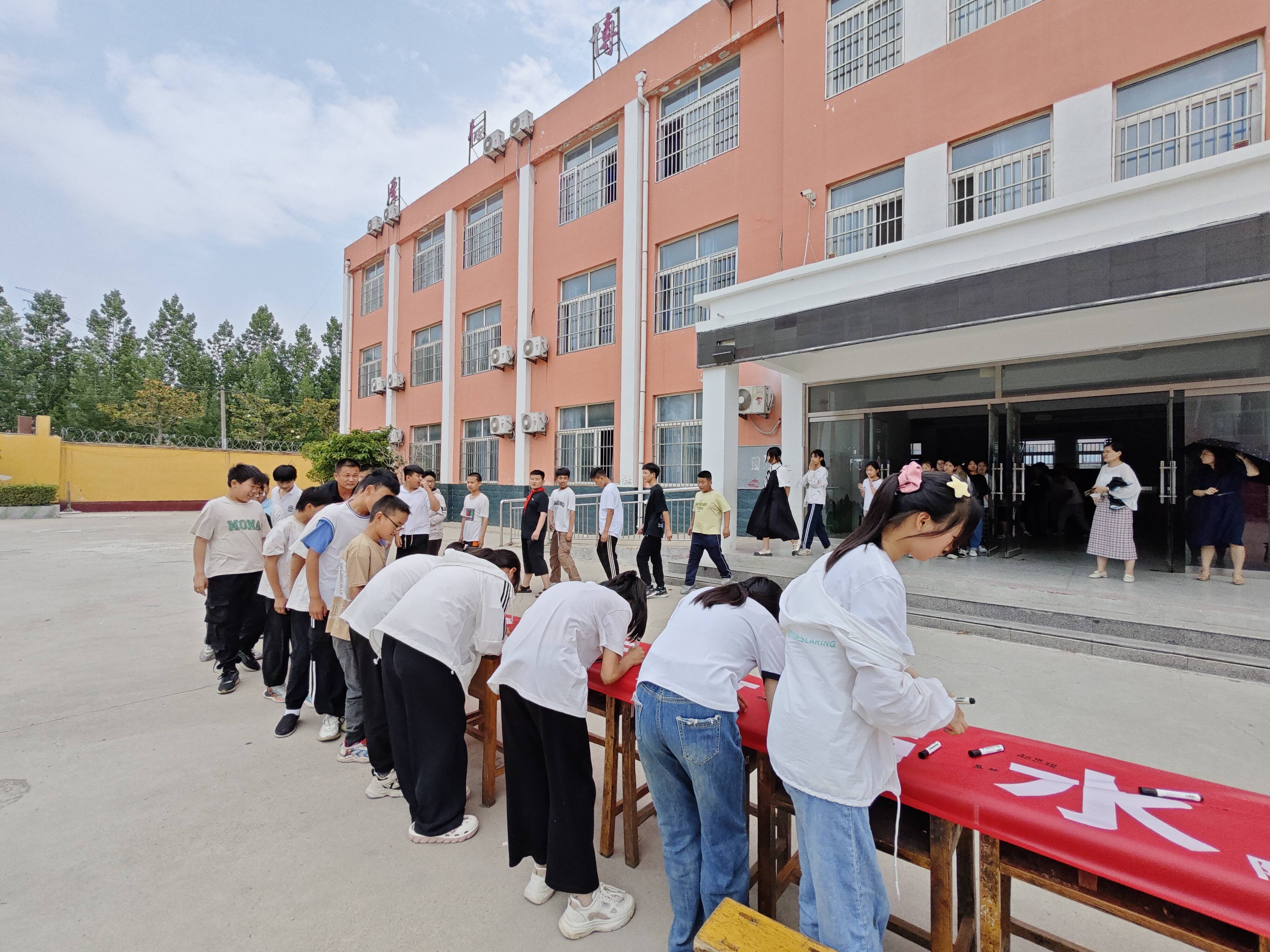 微山县两城镇陈庄小学开展"珍爱生命,远离溺水"签名活动