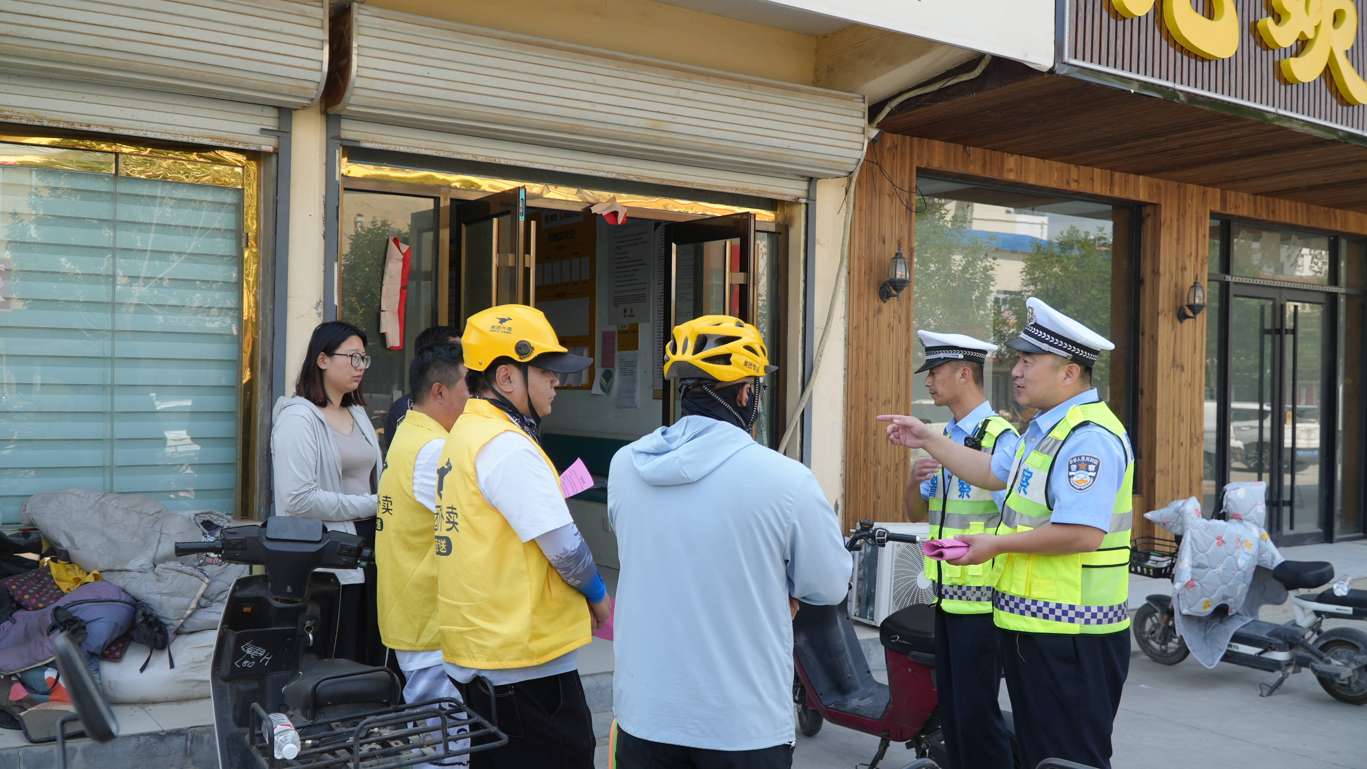 陽信交警為“小哥”送“安全快遞”