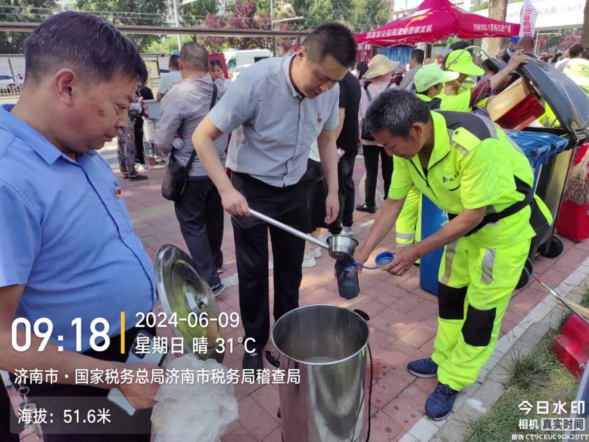 高温来袭 济南城管为考点环卫工人送解暑绿豆汤_济南民生_济南_齐鲁网