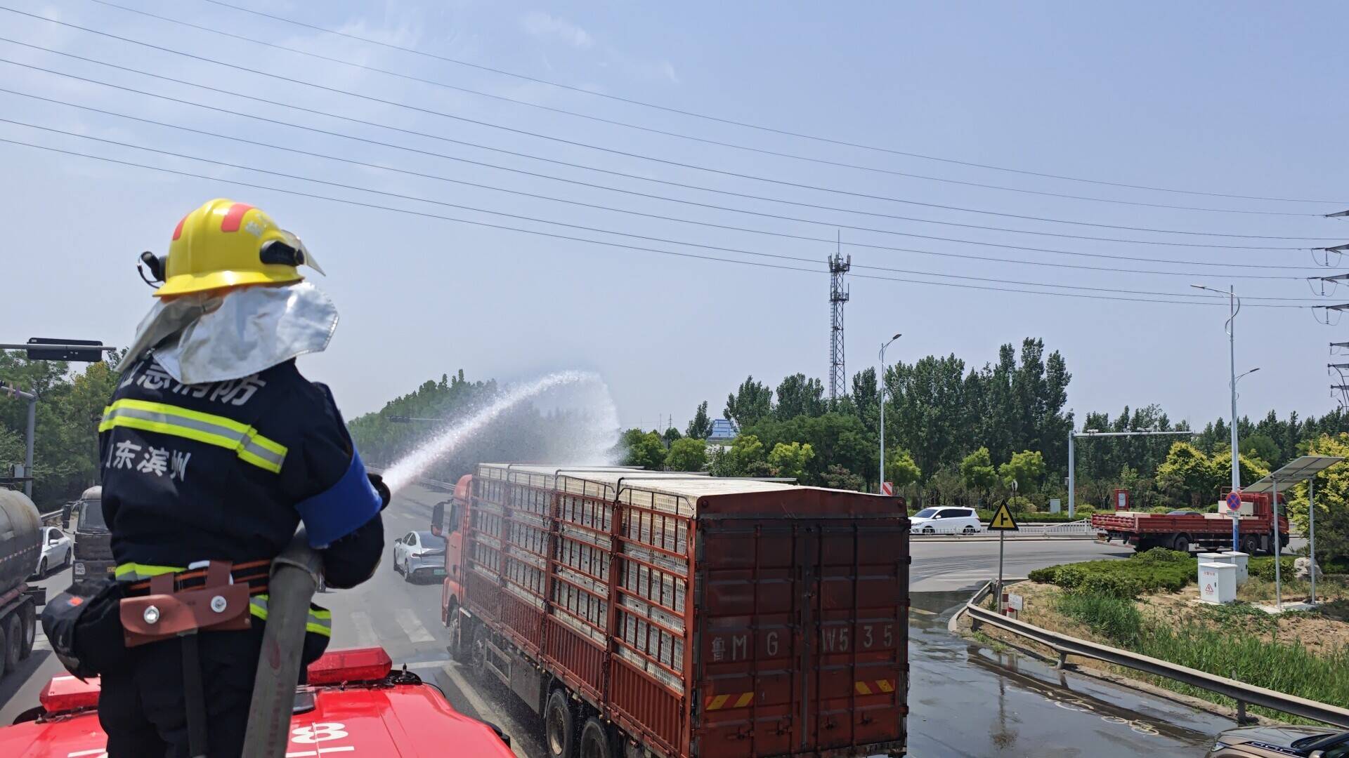 滨州博兴：高温天气货车追尾滞留 消防员洒水给鸡降温