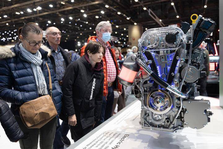 观众在瑞士举行的2024年日内瓦国际车展上参观比亚迪新款发动机