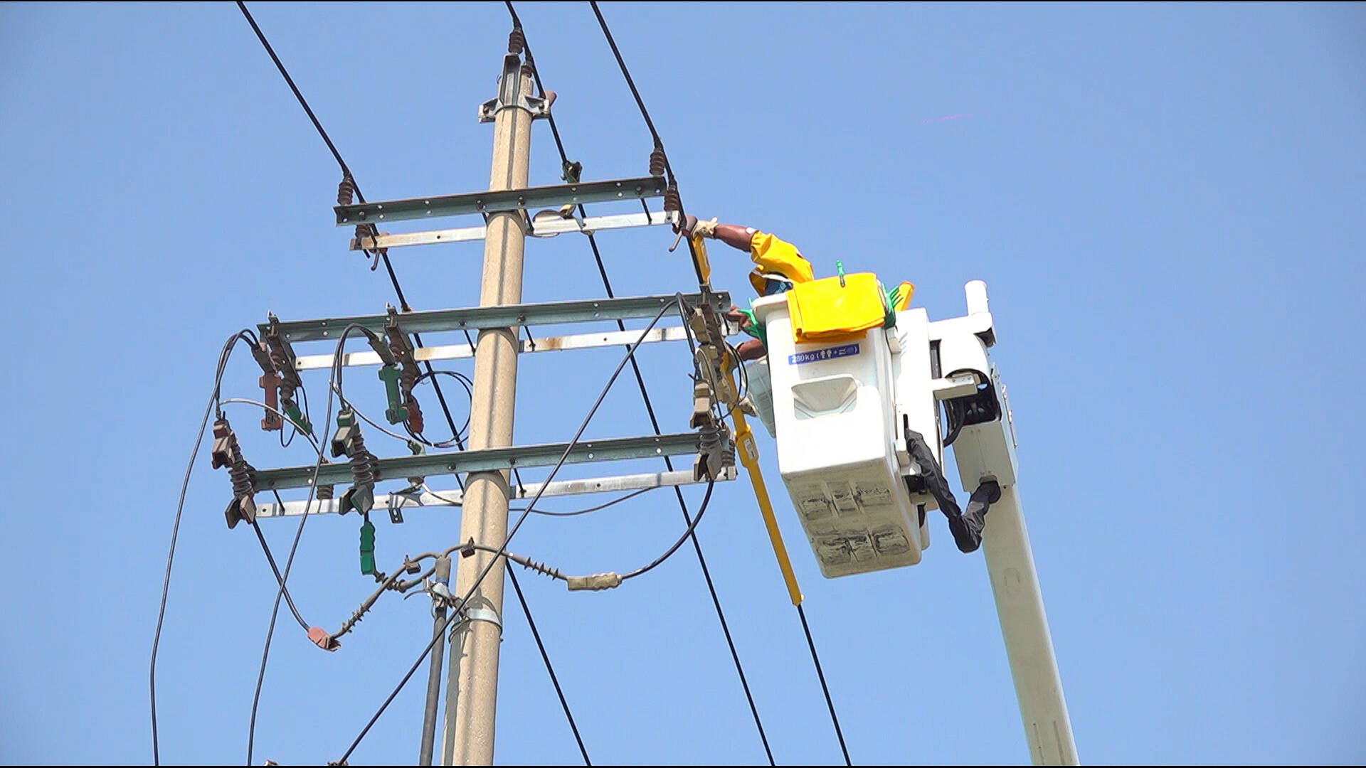 與烈日較量的電力“小黃人”  帶電作業(yè)守護(hù)萬家清涼