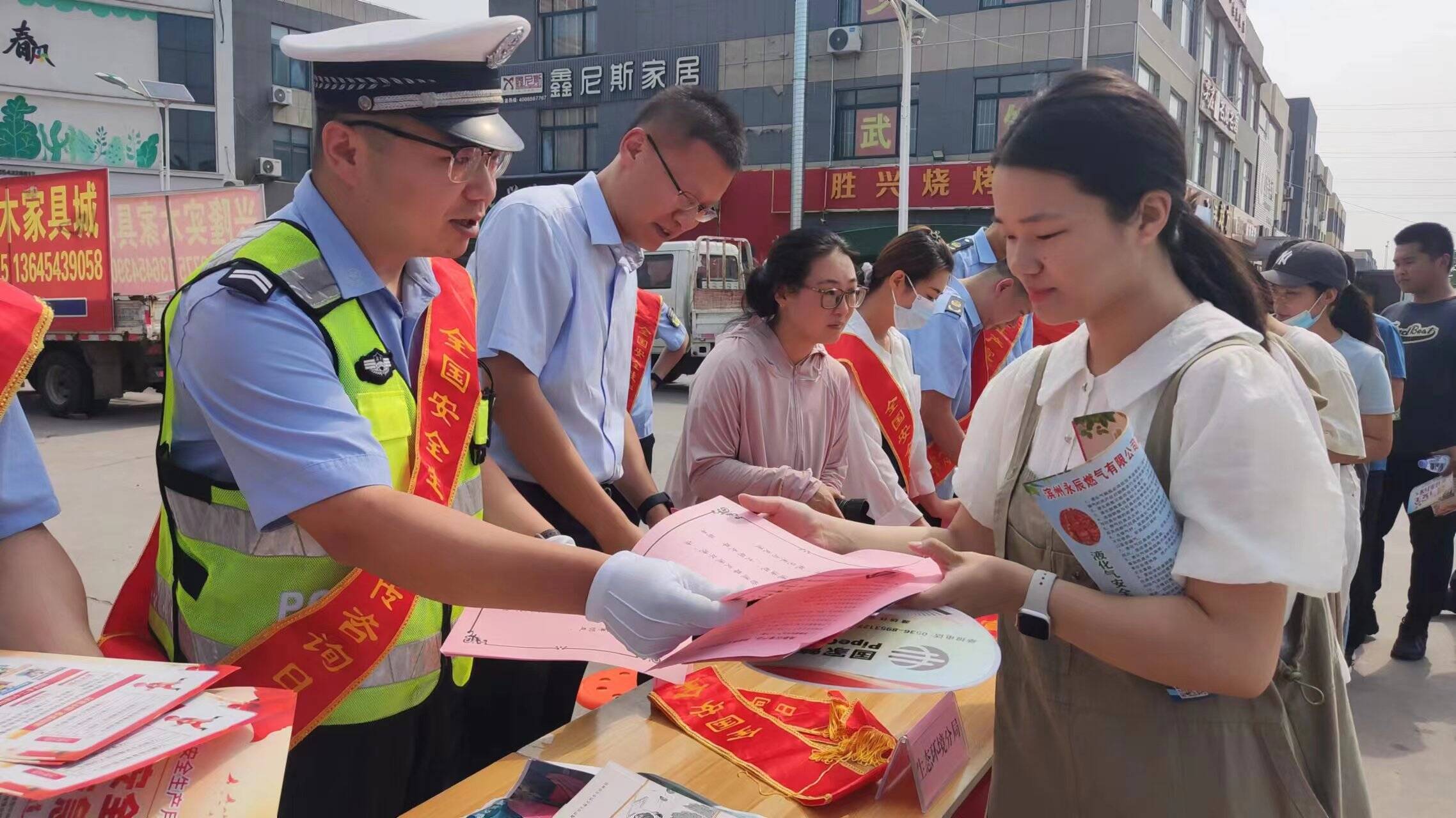 滨州高新区交警大队开展“安全生产月”宣传活动