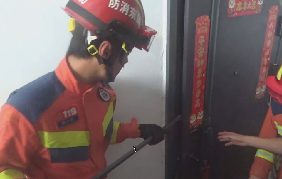 邹平：两岁幼童反锁家中 消防破门营救 