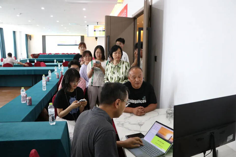 陽信：公益服務隨處可在 省派第一書記“化身”志愿填報志愿者