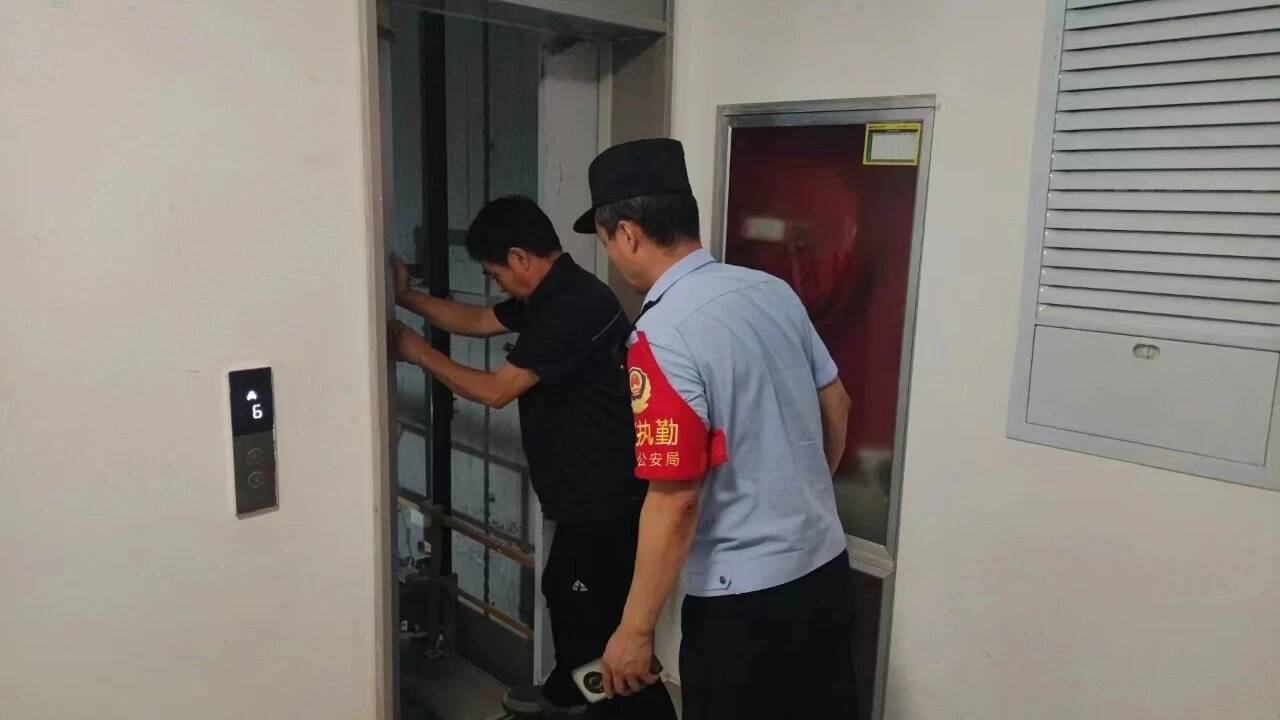 群眾被困電梯 鄒平民警緊急救援