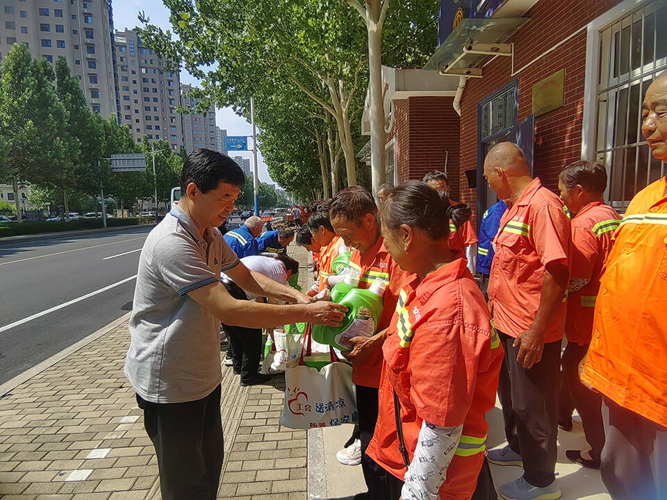 工會送清涼 防暑保安康！濱州市總工會為一線環衛工送清涼