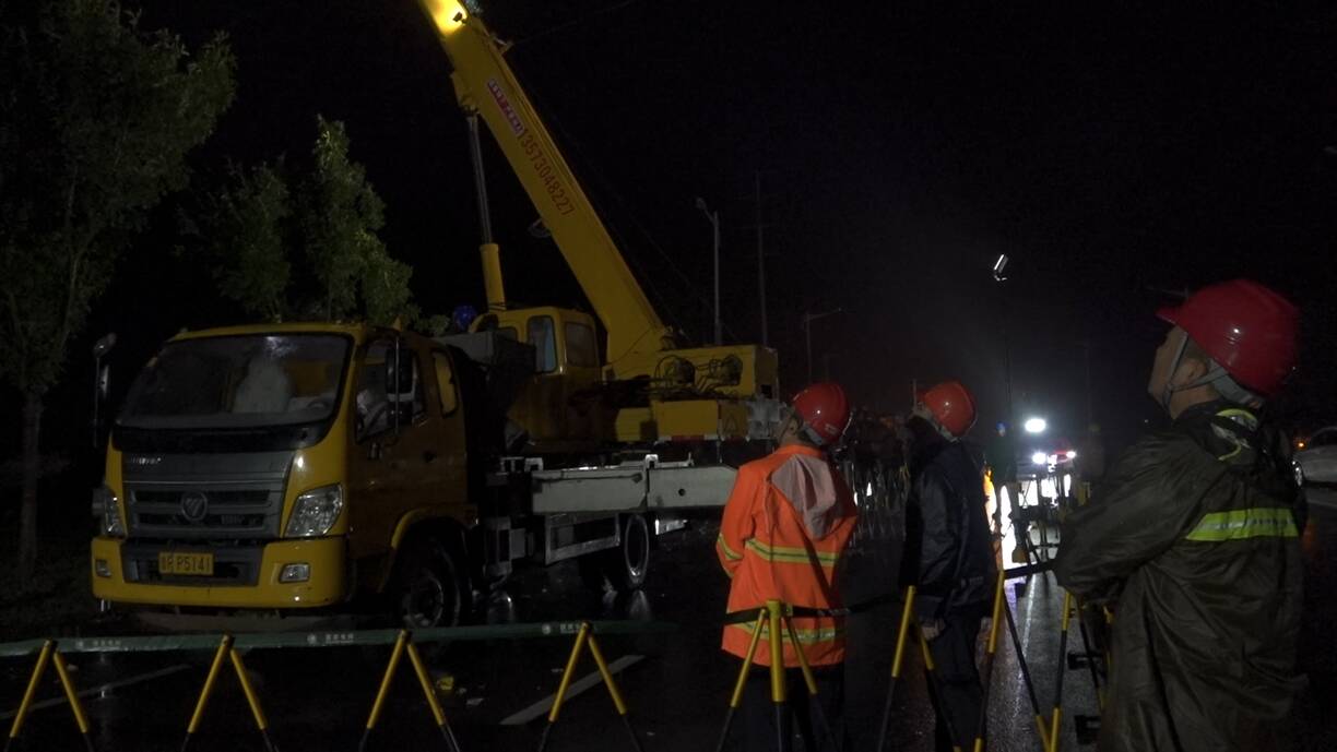 修理路灯、疏通道路、恢复供水…记者夜访菏泽东明受灾乡镇 善后处置工作正有序开展