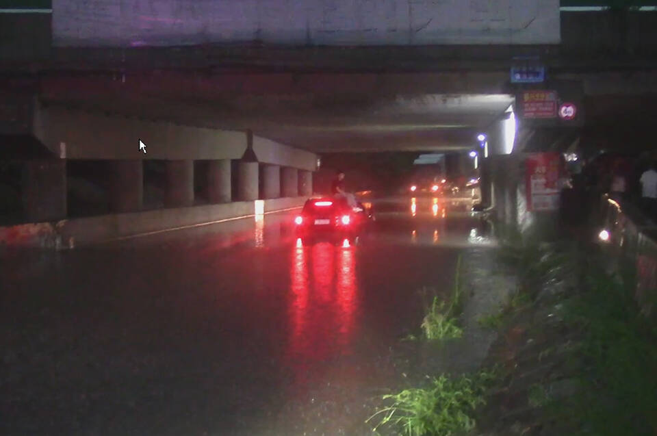 鄒平：強降雨致車輛拋錨男子被困 消防緊急救援