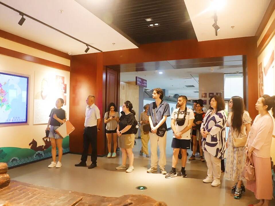 西班牙友人來濱開展商務文化交流