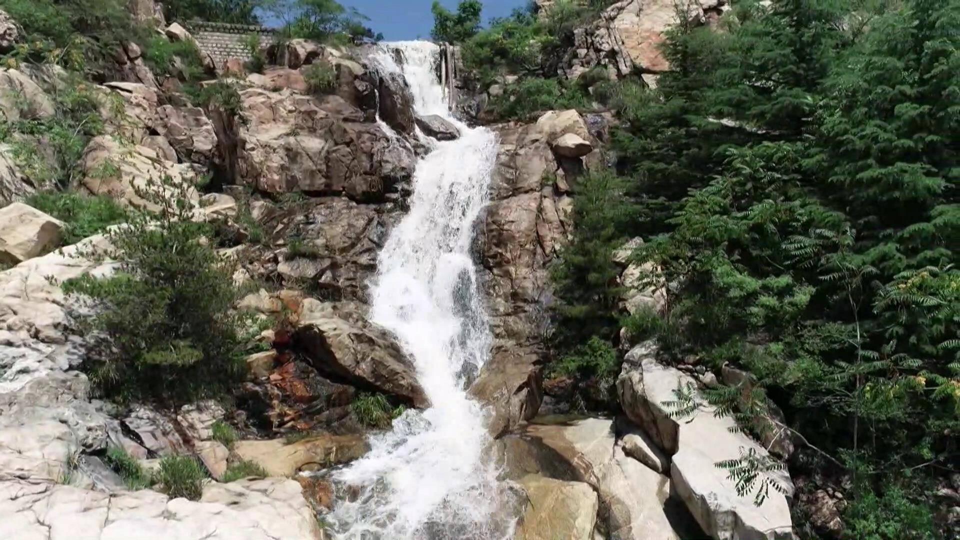 诗画山东丨新泰：降雨过后 飞瀑激荡
