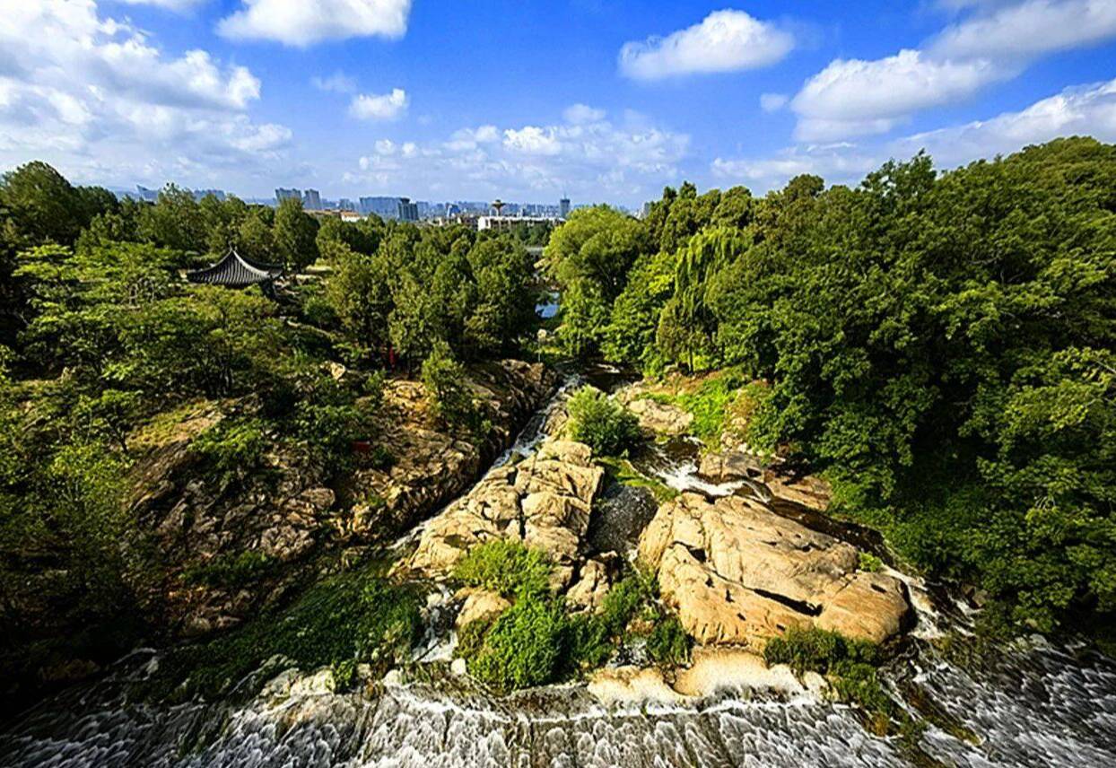 雨后泰安虎山公园:飞瀑如练 流水潺潺