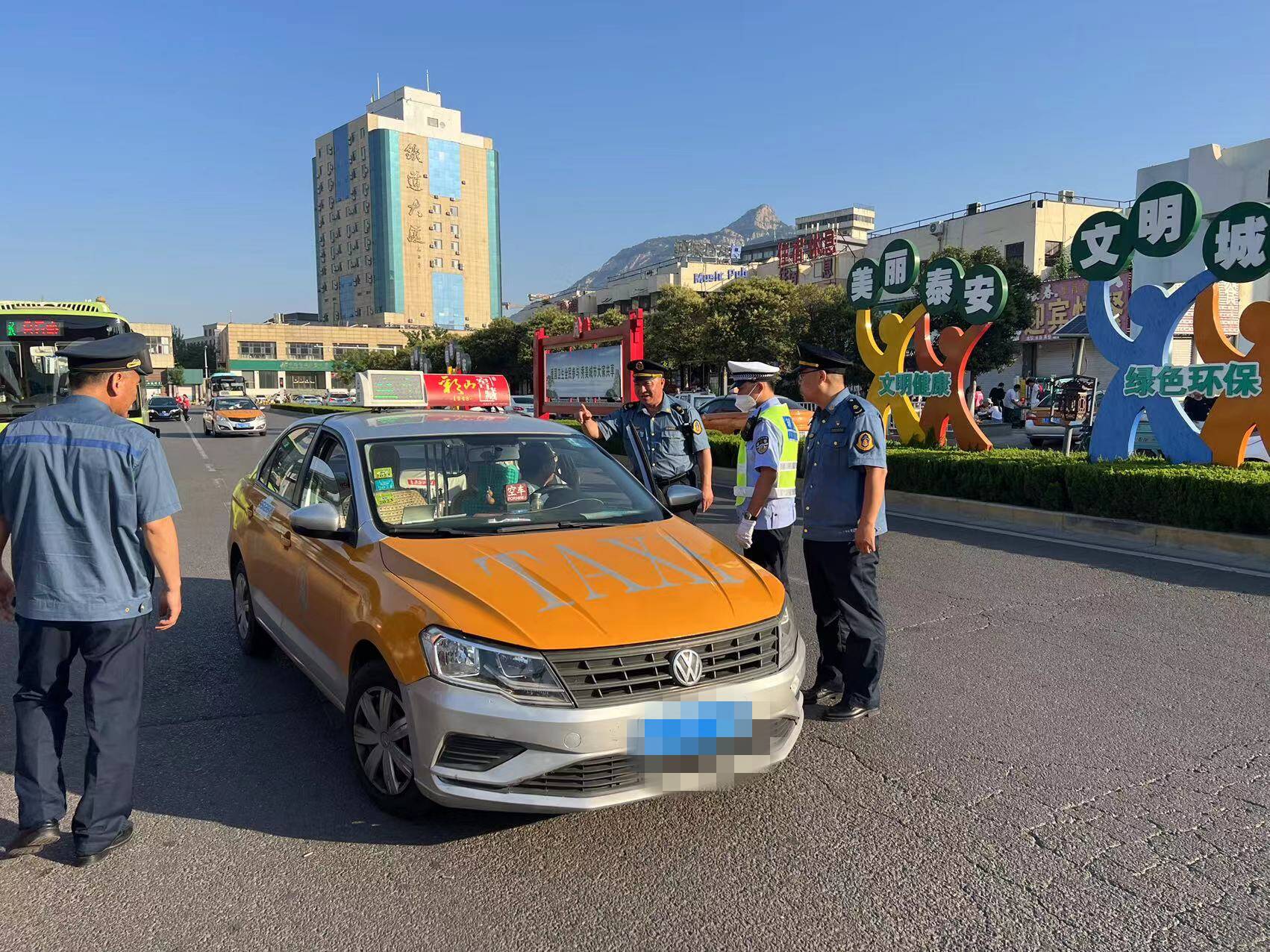现场惩治“喊客拉客”2名人员！泰山火车站广场环境秩序整治开始了