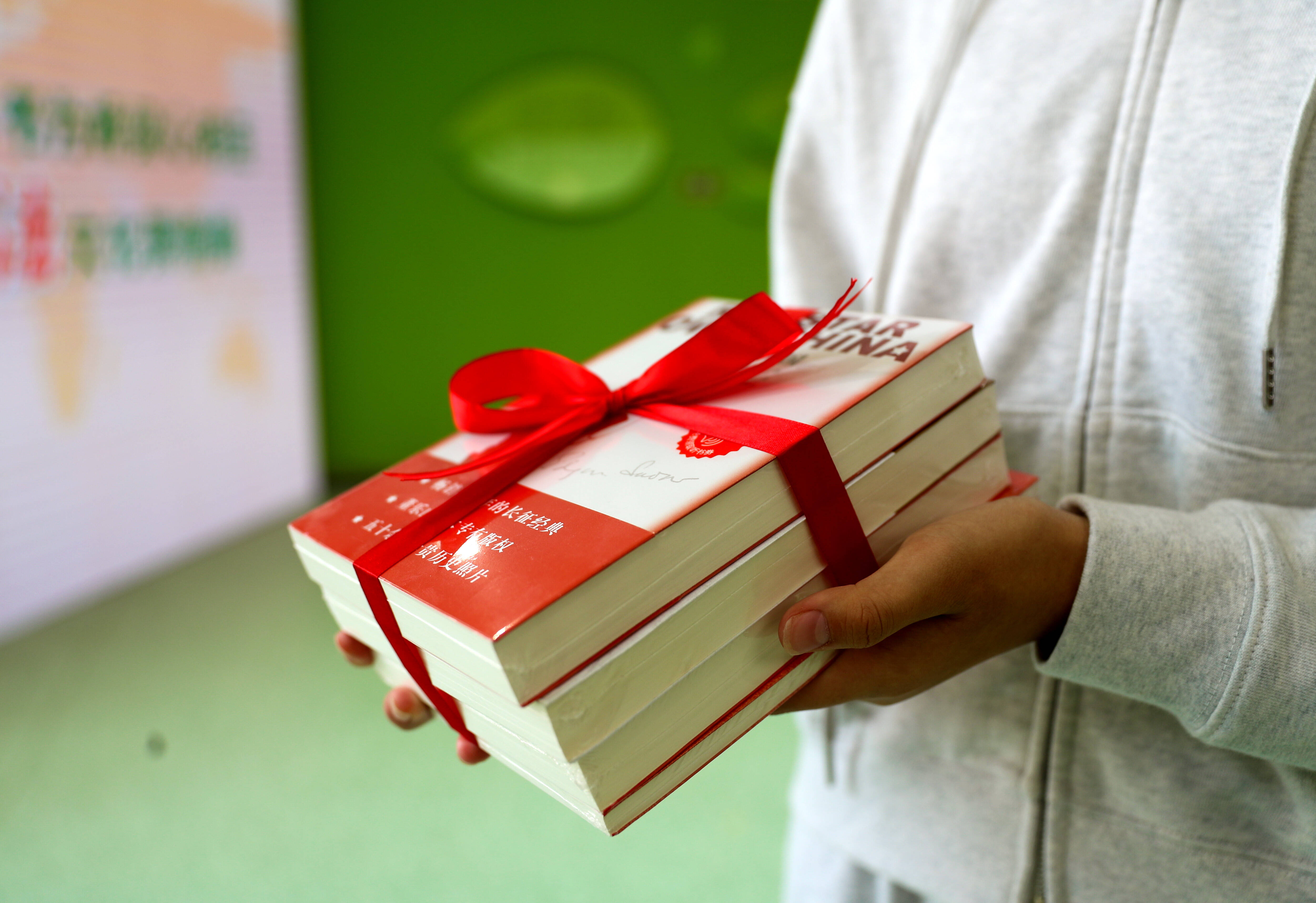 以书为"桥"共叙情缘 青岛一小学向法国华裔图书馆捐赠图书