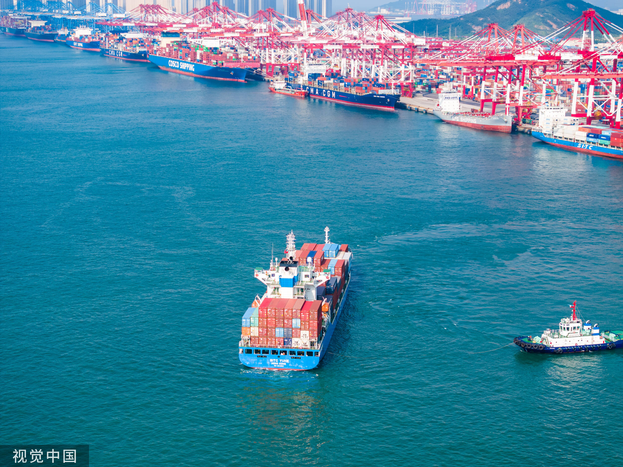 十次打破装卸效率世界纪录 青岛港集装箱自动化吊装运输忙