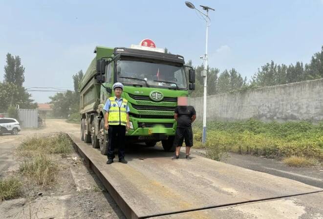 陽信交警開展貨車超載違法專項整治行動