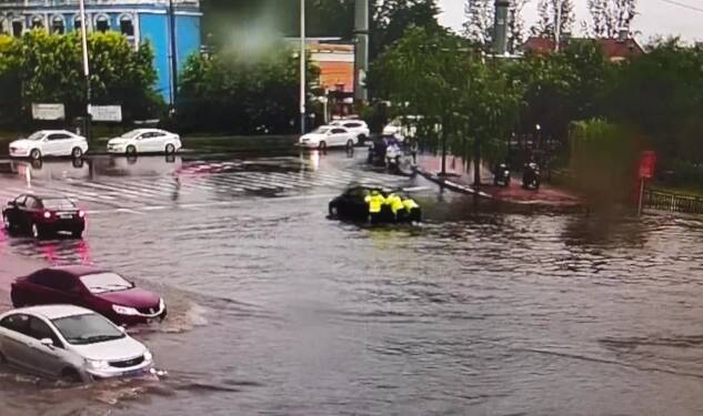 濱州交警雨中執(zhí)勤保暢通