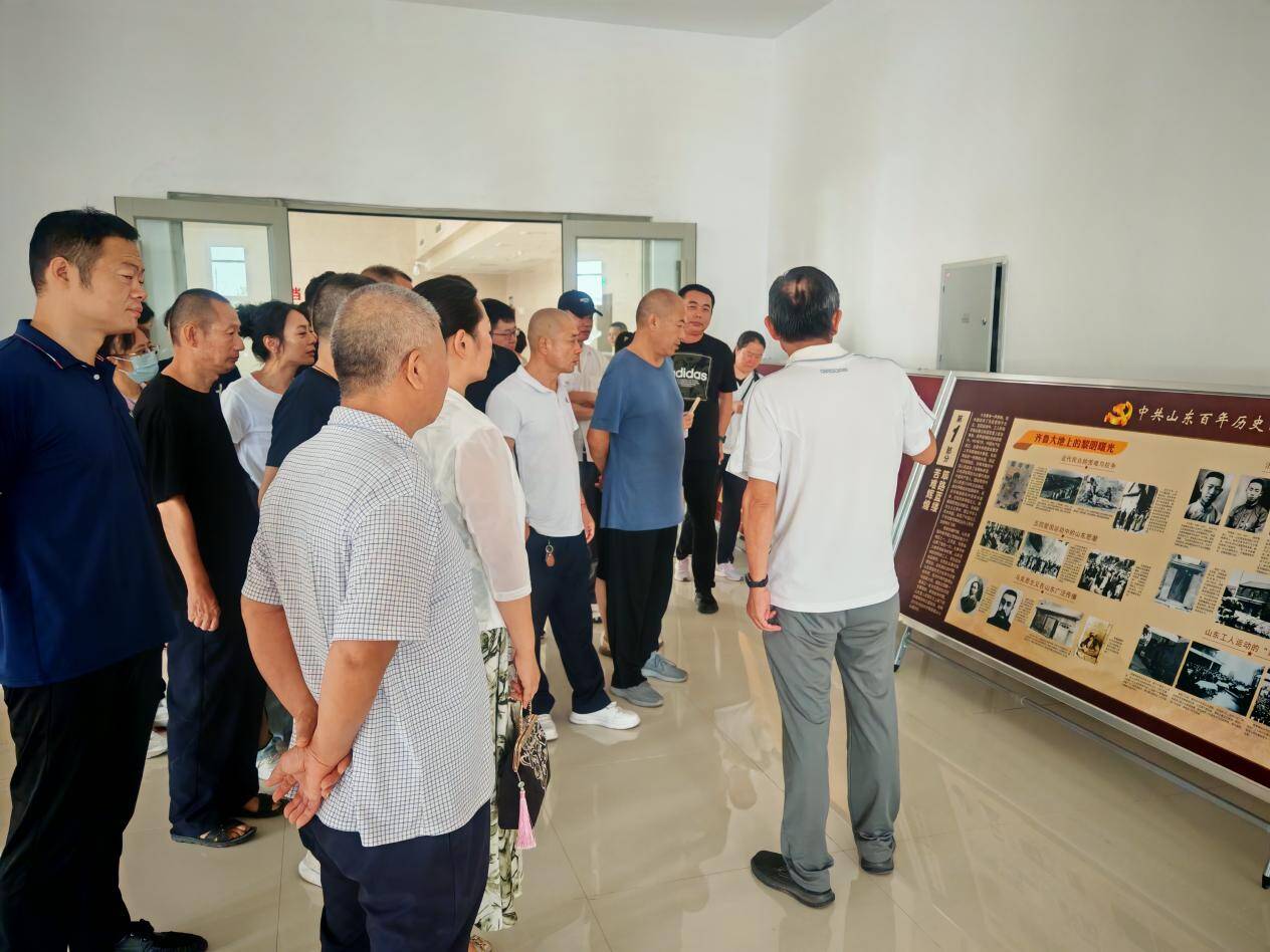 中共山东百年历史图片展亮相泰山区