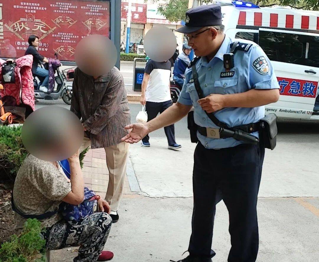 老人晕倒路边 泰安警方及时救助