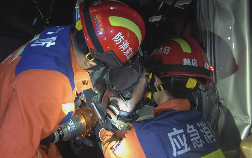 驚險！凌晨兩車追尾一人被困 鄒平消防緊急救援