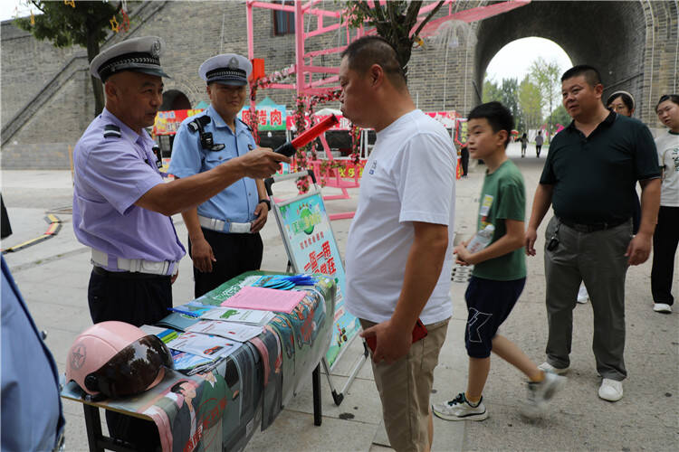 酒精测试体验、交通安全小游戏潍坊高密公安交警进景区“摆地摊”九游娱乐