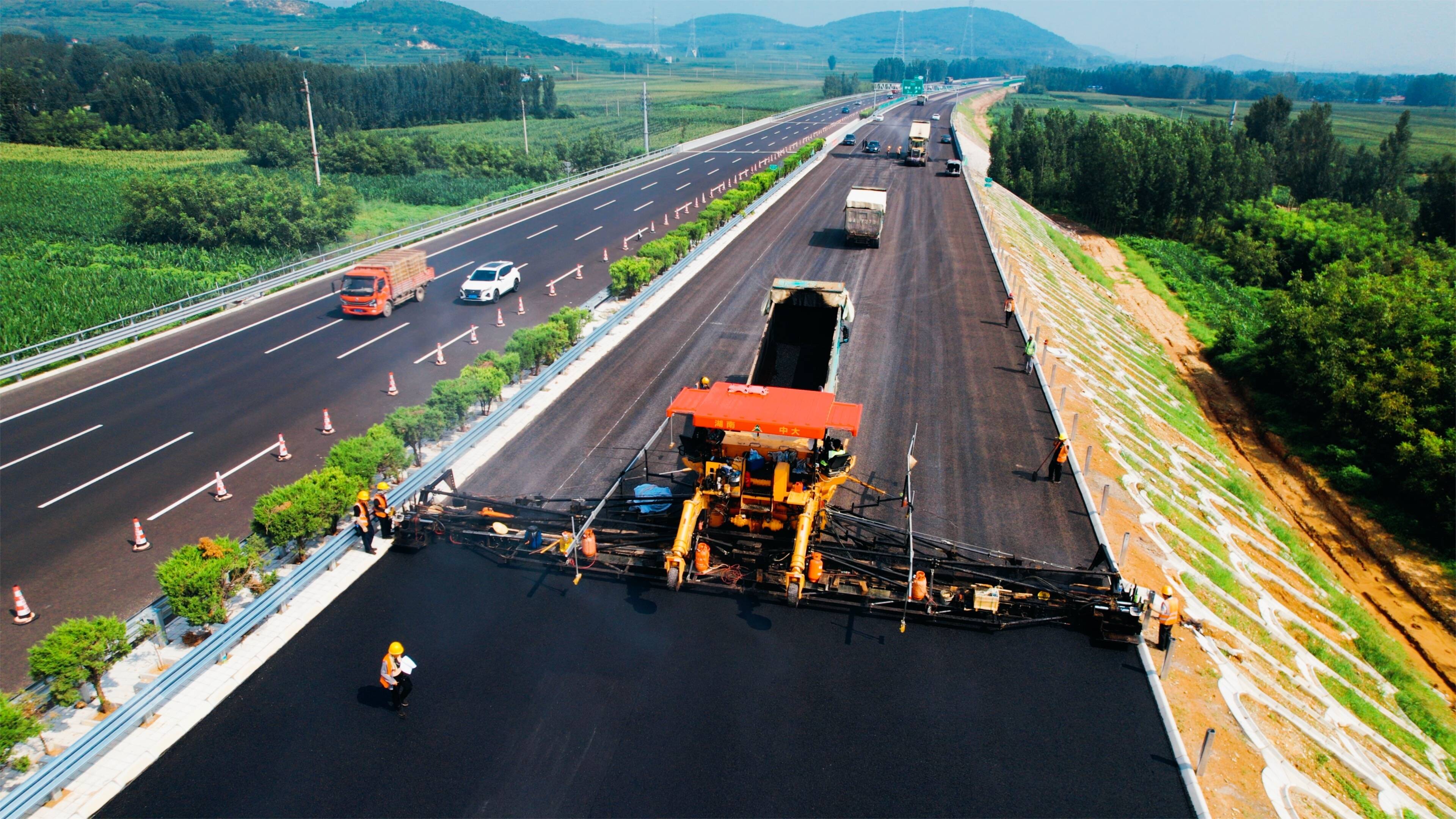 向全線通車沖刺 濟(jì)廣高速改擴(kuò)建項(xiàng)目四標(biāo)段左幅瀝青攤鋪施工