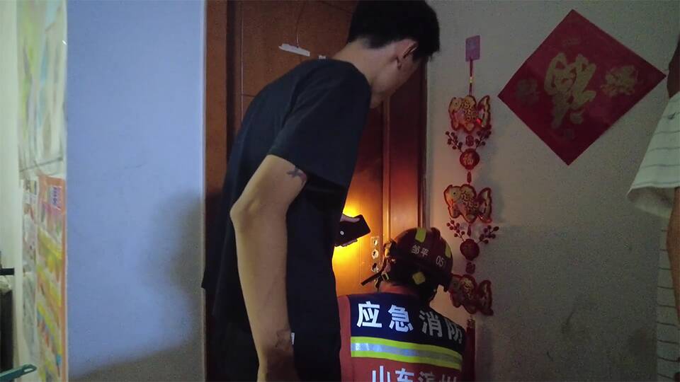 鄒平消防深夜救援 破門救助情緒激動患病老人