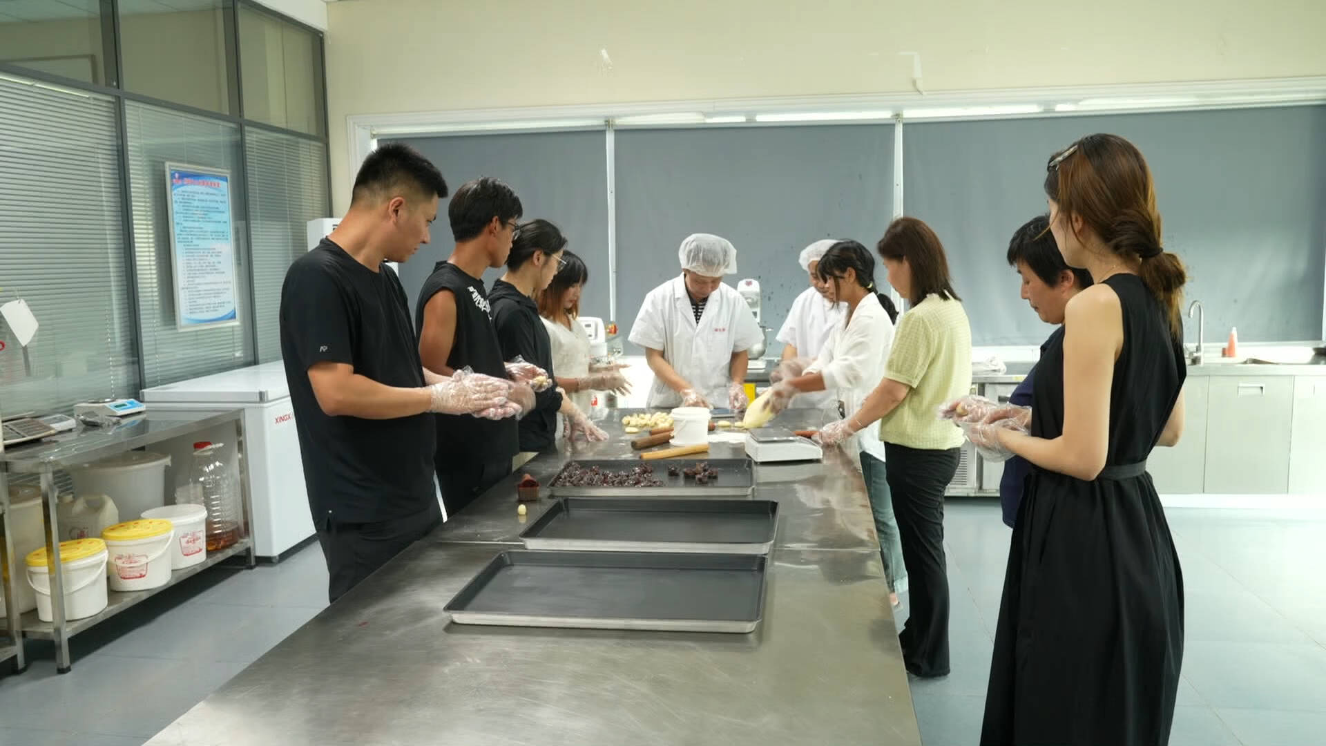 菏泽定陶：外国友人沉浸式体验做月饼