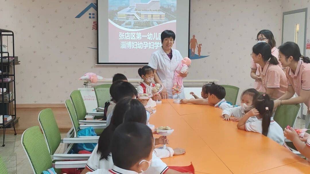 期间,医院孕妇学校校长王少坤为小朋友用ptt讲解了《生命的起