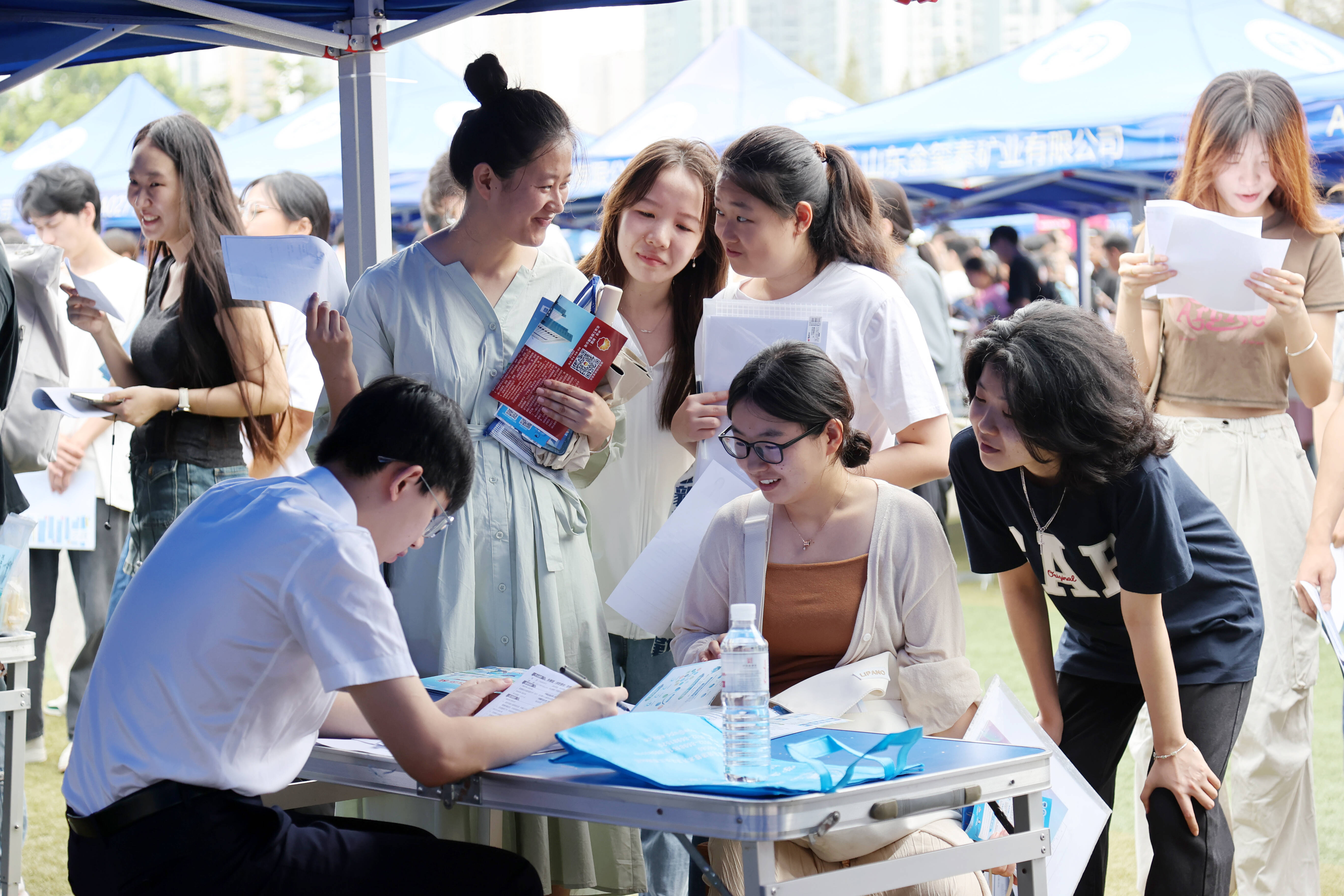 5000余名中国石油大学(华东)毕业生参加招聘会,与用人单位现场交流