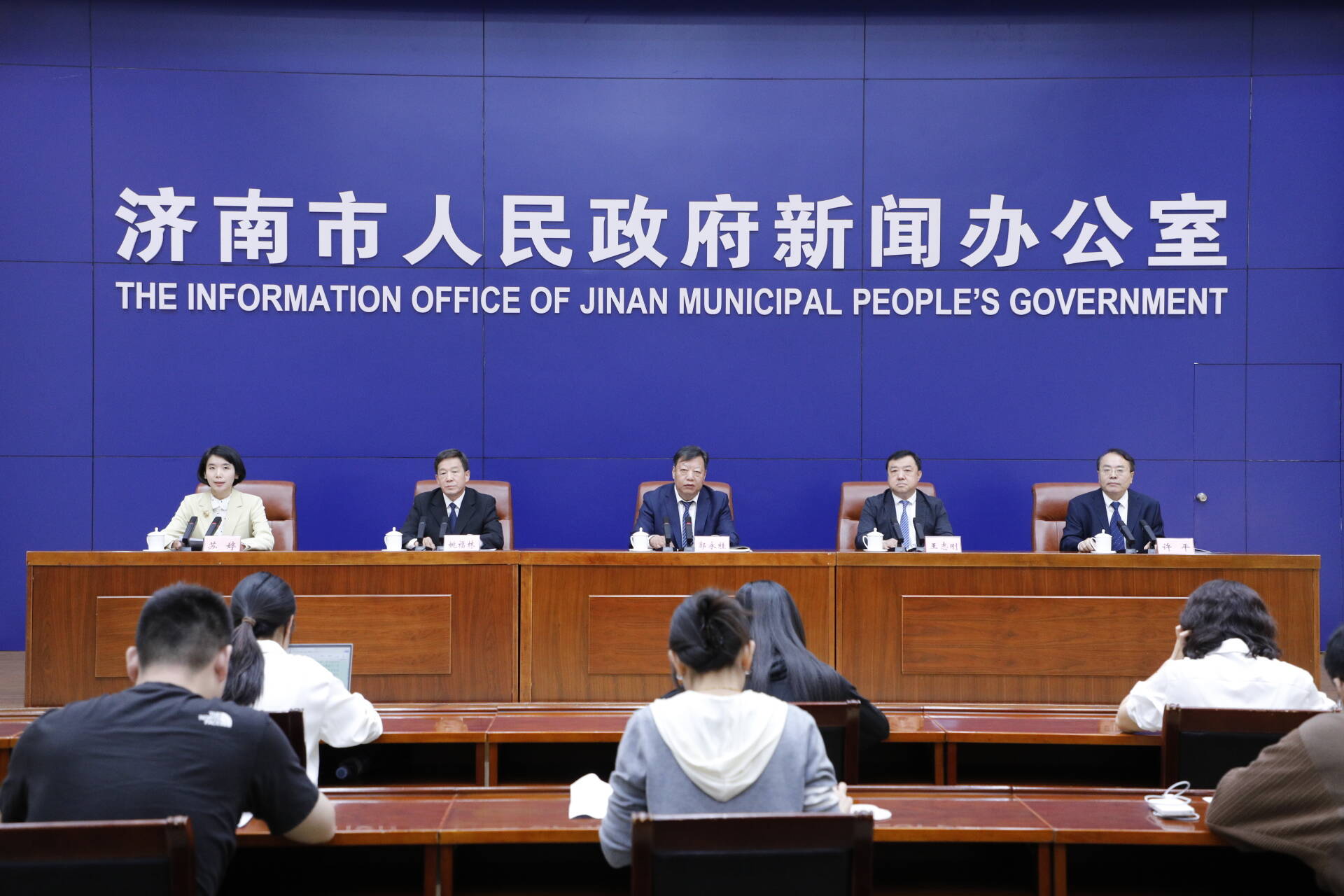济南更新新能源公交车 平均每辆车补贴8万元