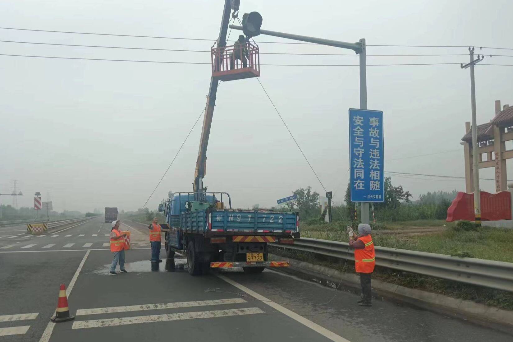 庆云公路分中心积极做好大雾天气防范应对工作