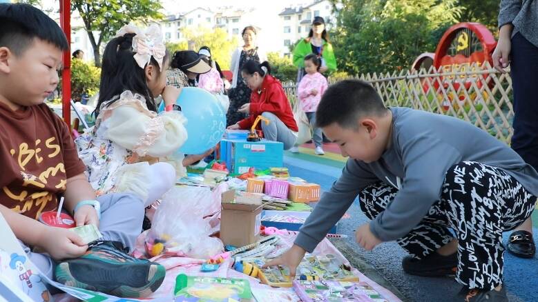 潍坊市坊子区：社区跳蚤市场欢乐多 绿色低碳的种子在娃娃心中开花结果