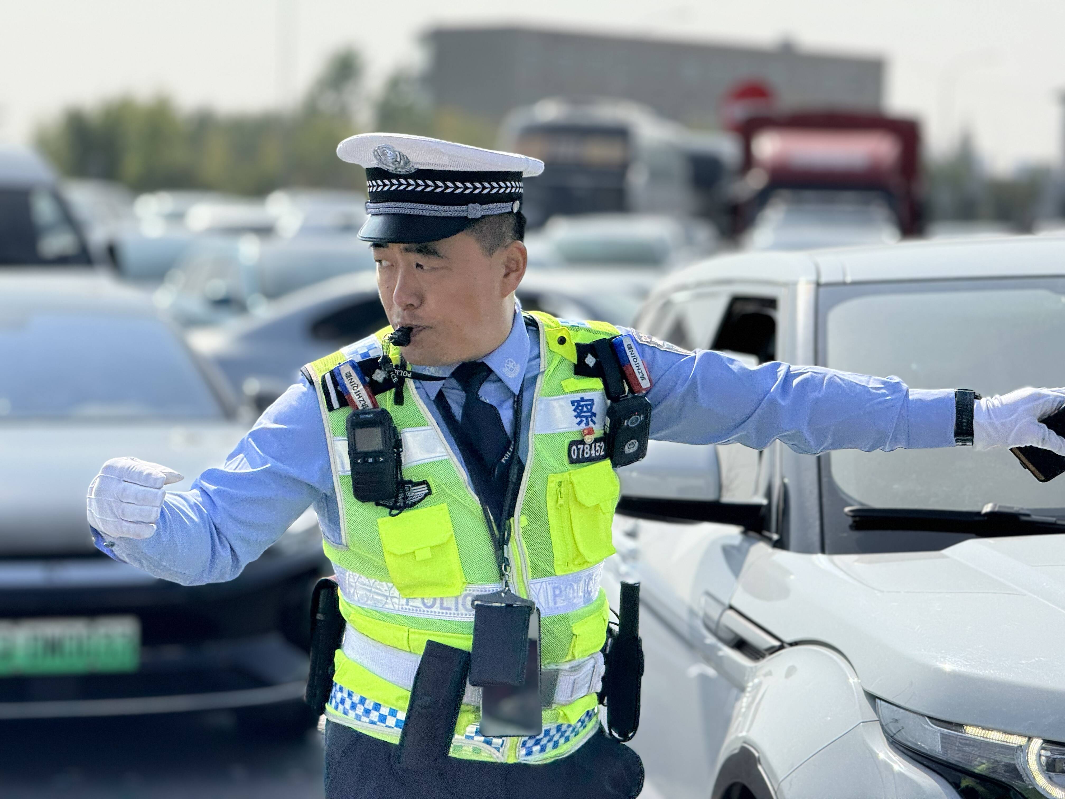 临沂交警全警坚守在岗 守护国庆假期道路交通安全