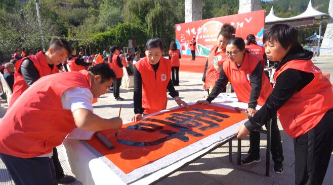 潍坊青州：重阳敬老行 志愿者与父母出游聚餐看演出同欢乐