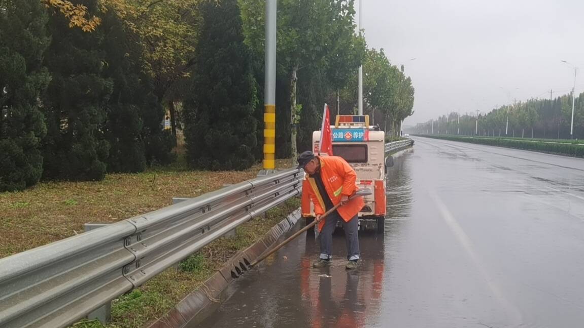 庆云公路分中心：保障雨天道路安全通畅