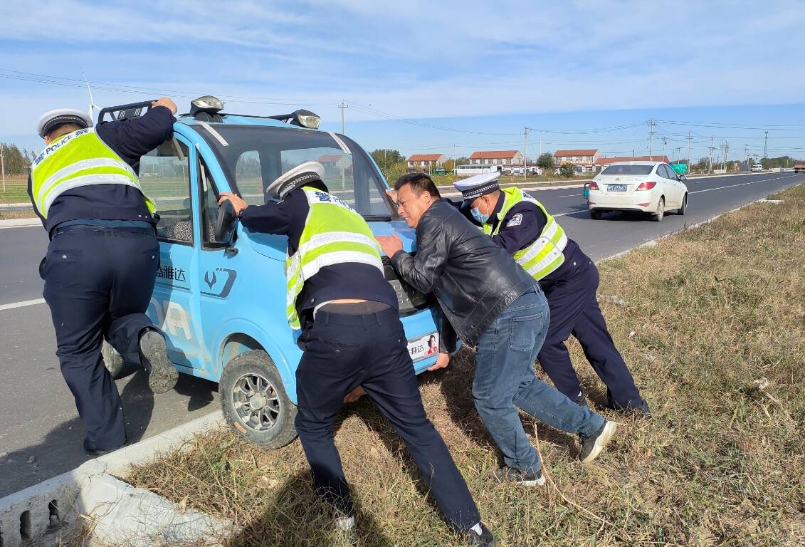 電動車側滑入路邊溝內被困 陽信交警暖心救援