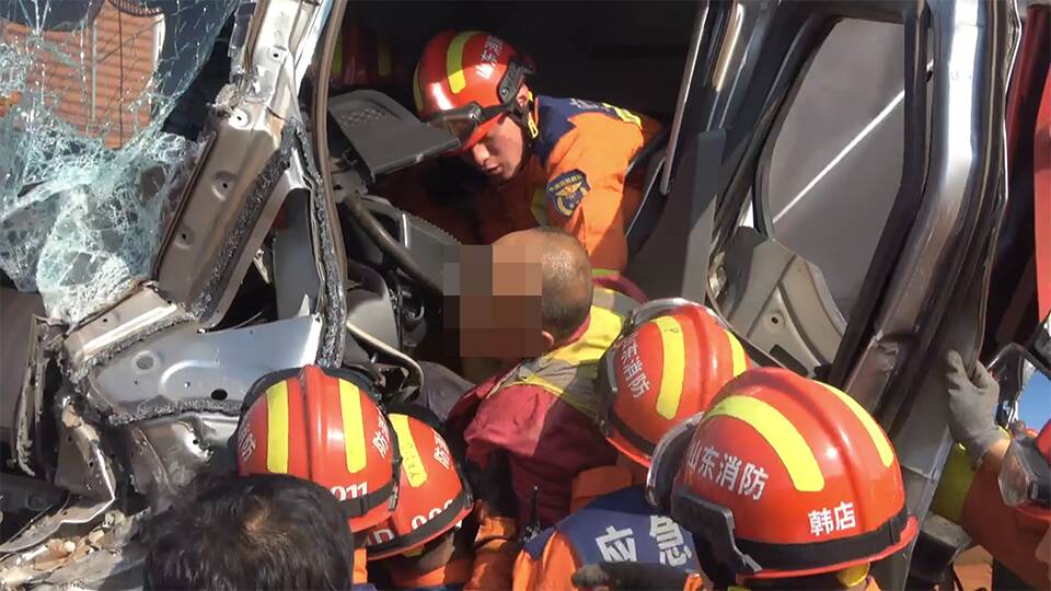 鄒平：兩半掛車追尾 一司機卡腿被困駕駛室