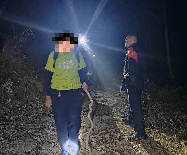 “別怕，我們來(lái)了！”9名游客登山迷路被困 鄒平公安緊急救援