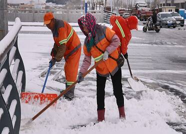 迎降雪 栖霞市积极清雪保畅通