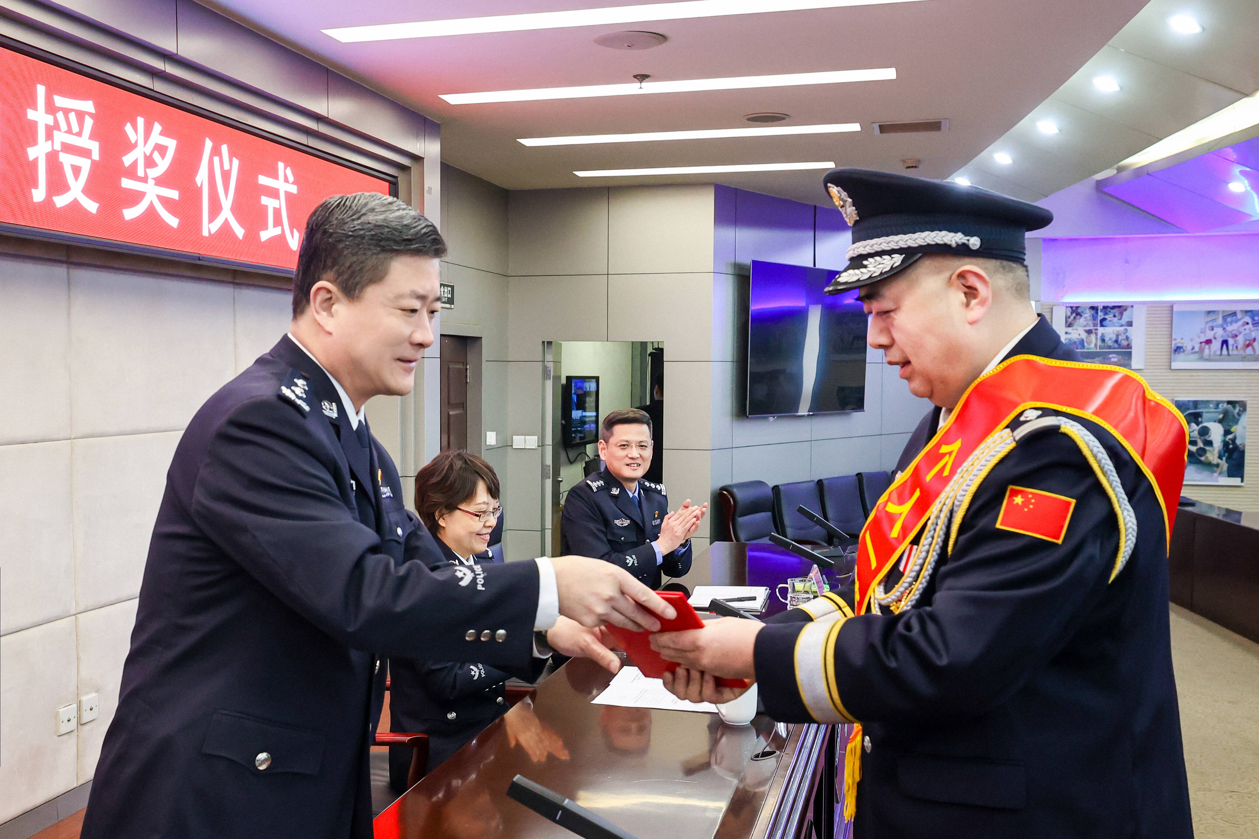 枣庄市公安局举行郭涛同志个人一等功授奖仪式