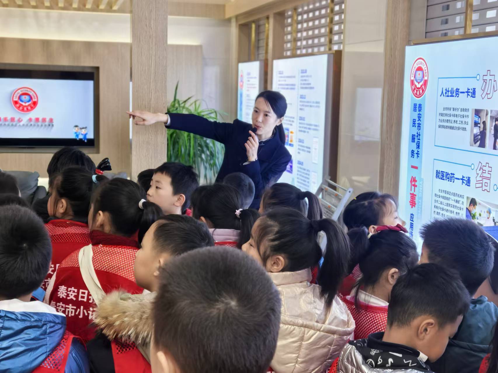 小记者团探秘体验泰安“一卡通·泰好用”六通一用