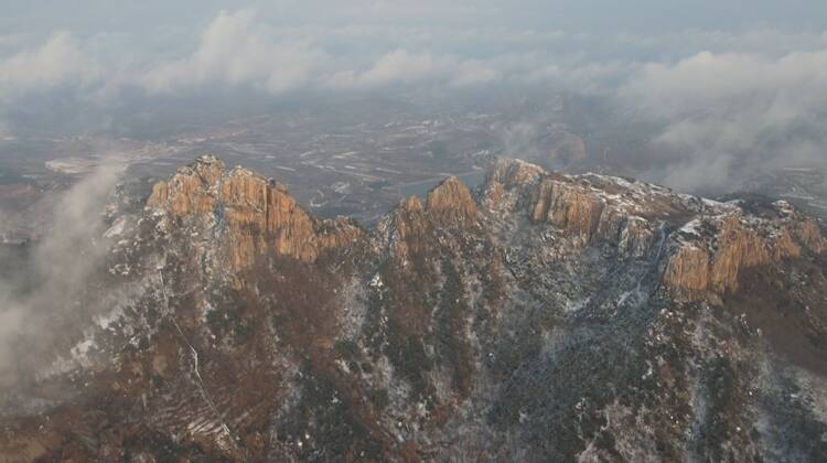 栖霞市：天崮山出现雪雾奇观 玉树琼枝美如画